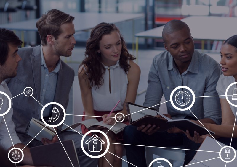 5 partenaires d'un réseau mettent en lumière leur détermination à anticiper et à résoudre les défis éventuels. L’image reflète l'importance de la collaboration proactive dans la gestion des risques et dans la construction de relations solides au sein d'un réseau professionnel.