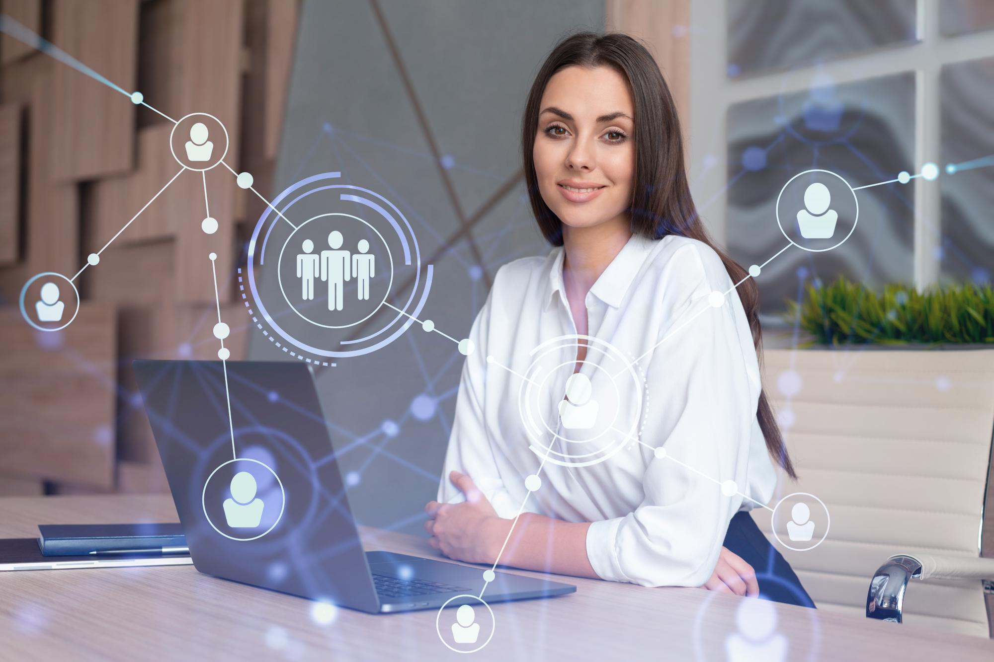 Une femme souriante derrière son bureau. Devant elle, des illustrations de son réseau hybride. L’image symbolise la fusion entre la technologie de pointe et le travail professionnel, reflétant l'engagement envers l'innovation et la connectivité dans le secteur commercial.