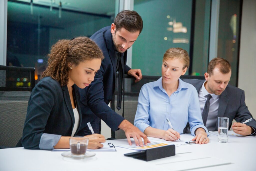 Des experts comptables se réunissent dans une salle de réunion, leurs visages sérieux et attentifs témoignant de leur engagement à élaborer des stratégies efficaces pour répondre aux défis et à la situation du marché. L’image capture l'esprit de collaboration et de professionnalisme alors que l'équipe travaille ensemble pour anticiper les besoins de leurs clients et rester à la pointe de leur domaine.