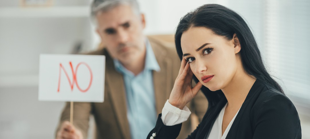 Une commerciale déçue après avoir été rejetée par un homme d'affaires suite à sa proposition.